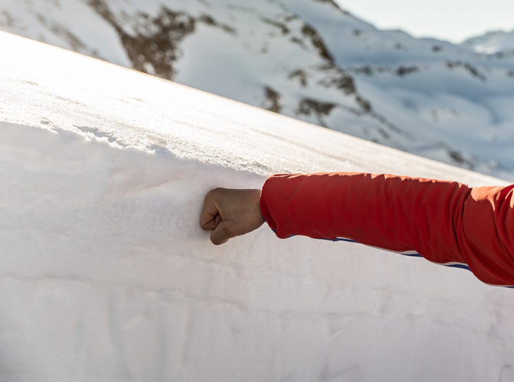 Prüfen einer Schneeschicht auf die Handhärte 1 – Faust © Lawinenwarndienst Bayern