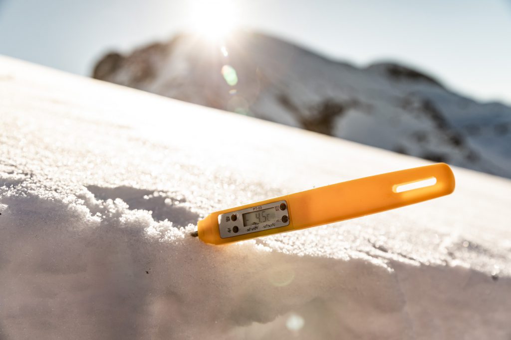 Schneethermometer für die Messung des Temperaturverlaufs in der Schneedecke.  © LWD Bayern