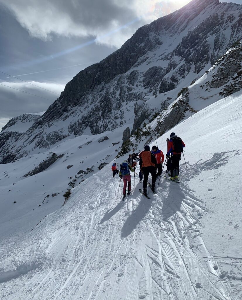 Mehrere Personen auf Skiern im freien Skiraum unterhalb der Alpspitze