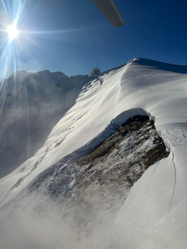 Anriss einer mittleren Gleitschneelawine in den Allgäuer Alpen. Das Foto ist bei einem Hubschrauberflug entstanden.