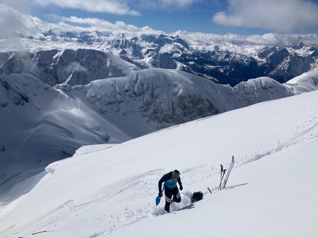 Eine Schneeprofil wird in den Berchtesgadener Alpen am Hohen Göll bei traumhafter Kulisse ausgegraben.
