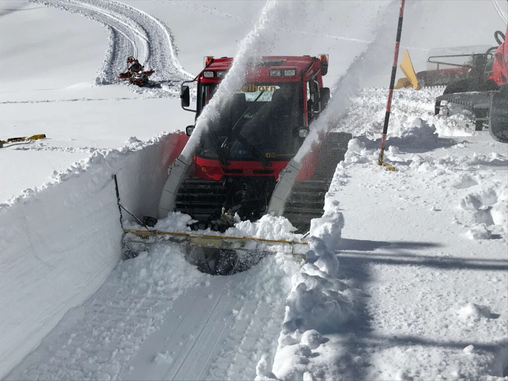 Mit Hilfe einer Schneefräse wird am Nebelhorn das Schneeprofil ausgefräst.