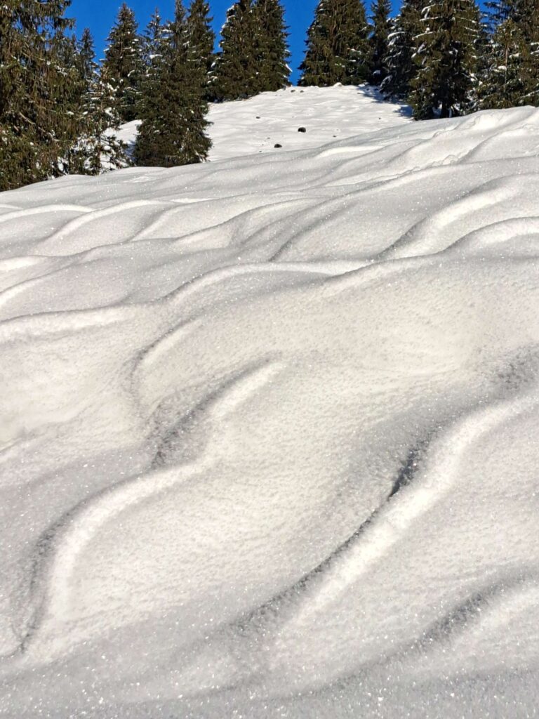 Wellenartige Schneeoberfläche durch Setzungsprozesse in der Schneedecke