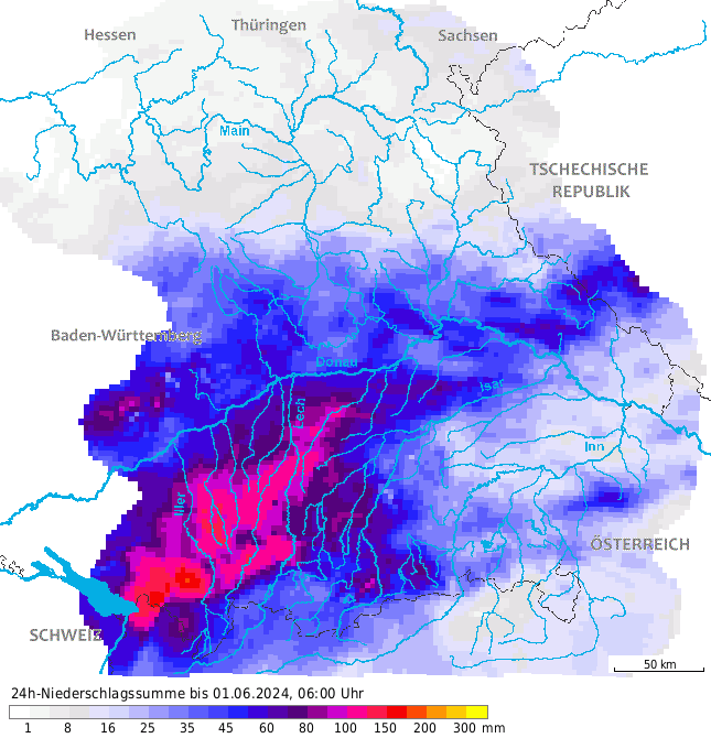 Die Radarkarte zeigt die 24h-Niederschlagssumme bis zum 01.06.2024 für Bayern. Das Hauptniederschlagsgebiet liegt im Regierungsbezirk Schwaben südlich der Donau. Dort sind Niederschlagsmengen bis zu 150 mm/m² und mehr gefallen.