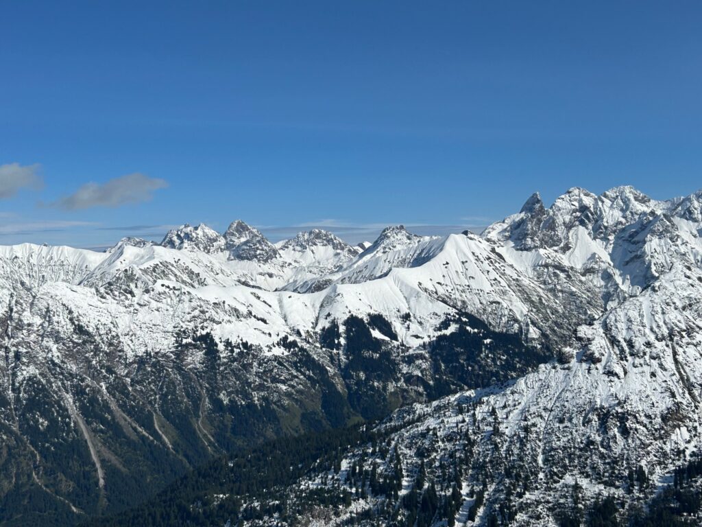 Zahlreiche Selbstauslösungen von Gleitschneelawinen (15.09.2024, Allgäuer Alpen)