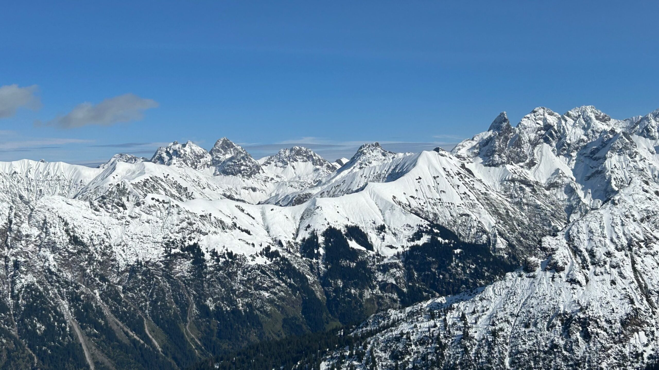 Zahlreiche Selbstauslösungen von Gleitschneelawinen (15.09.2024, Allgäuer Alpen)