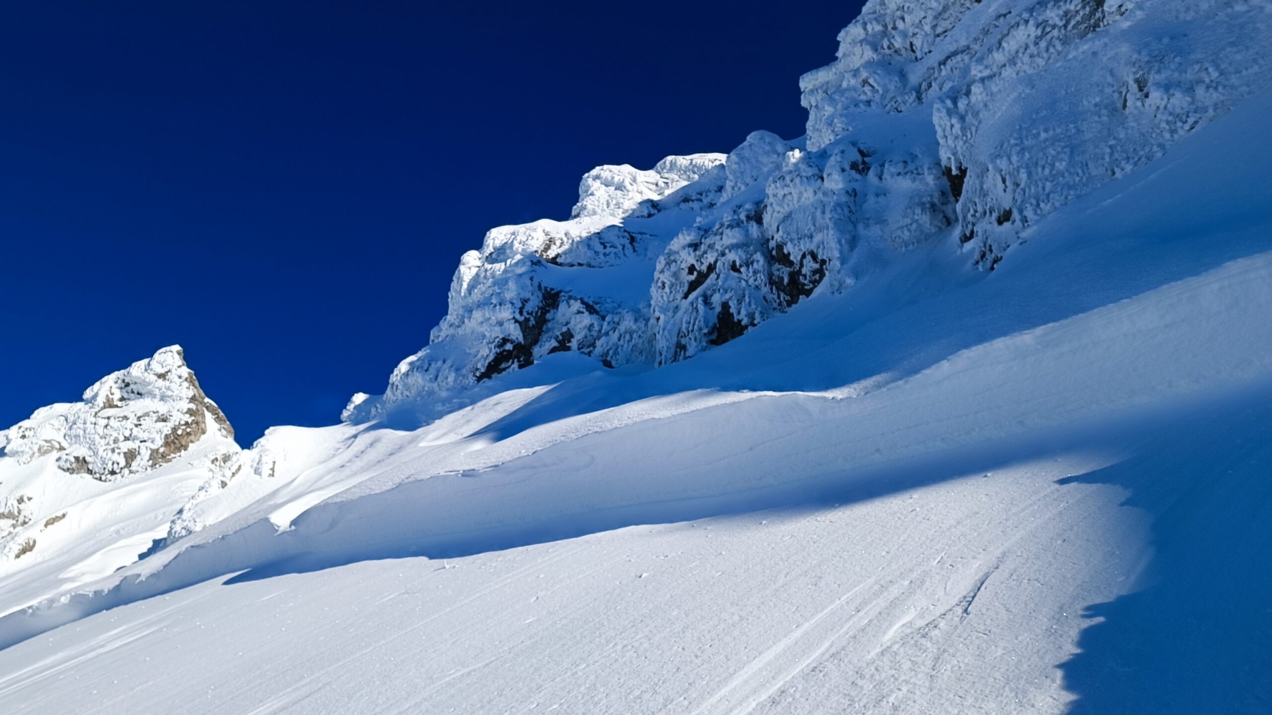 Anrisskante einer Schneebrettlawine.